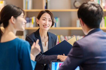顧客の相談を受ける女性アドバイザー