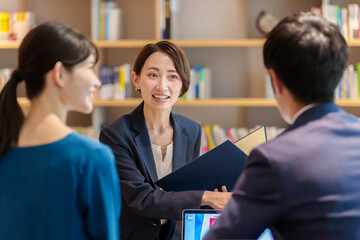 顧客の相談を受ける女性アドバイザー