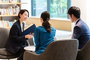 顧客の相談を受ける女性アドバイザー