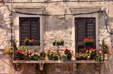 Fototapeta na wymiar A couple of old windows in Pula in Croatia