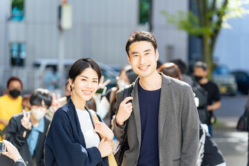 イベントの人混みに立つカップル