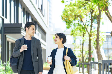 おしゃれな街を歩くカップル