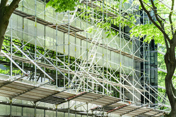 ビル建設現場の足場