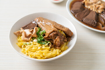 Egg noodles served dry with braised duck