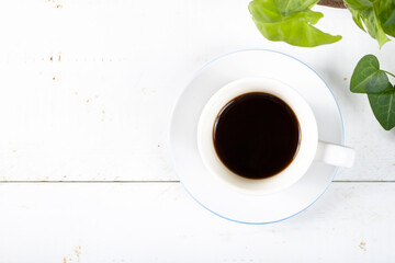 白いテーブルとコーヒ－