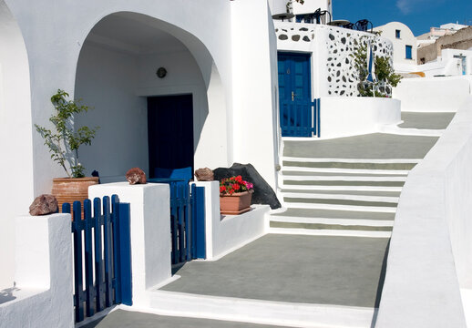 Fototapeta Narrow street on Santorini Island