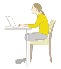 正座で椅子に座りデスクワークする女性