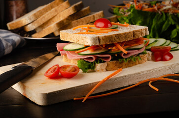 Que tal um lanche rápido e saudável? Essa sanduíche natural tem tudo o que você precisa para se sentir bem.