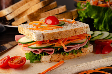 Que tal um lanche rápido e saudável? Essa sanduíche natural tem tudo o que você precisa para se sentir bem.