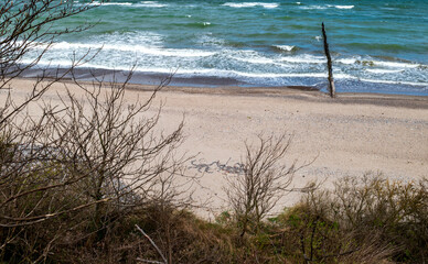 Steinmosaik Krake verschlingt Schiff am Strand unterhalb vom Gespensterwald bei Nienhagen, Ostseeküste, Landkreis Rostock, Mecklenburg-Vorpommern, Deutschland