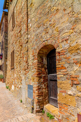 Fototapeta na wymiar The romantic narrow medieval alleys of Pienza in Tuscany