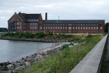 FU 2022-07-27 EckTour 736 Am Wasser steht ein Industriegebäude