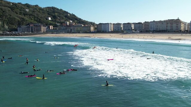 Donostia San Sebastián. Playa de la Zurriola y surfing