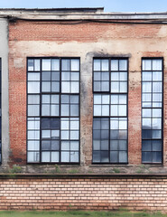 Fototapeta na wymiar Generative AI KI alte Fassade mit Fenstern eins alten verlassenen Fabrikgebäudes