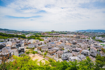 日本の神戸市の小高い丘から神戸の街並みを眺めた写真です。