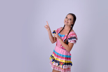 mulher sorridente com vestido de festa junina, festa de são joão 