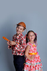 crianças com gaita e violão com roupas de festa de são joão