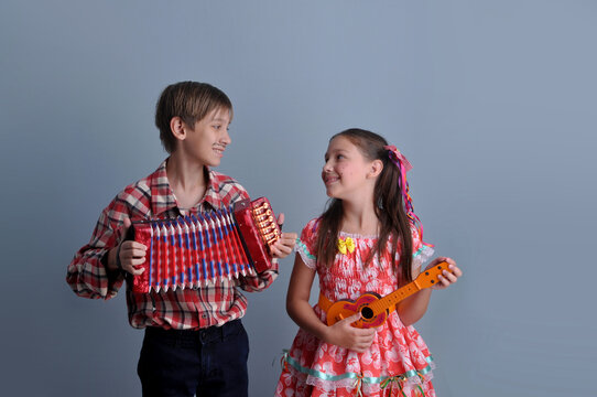 crian&ccedil;as com gaita e viol&atilde;o com roupas de festa de s&atilde;o jo&atilde;o