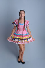 beldade sorridente com roupa de festa junina colorida 