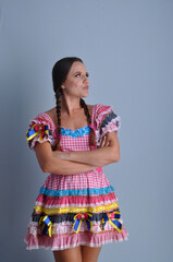 beldade sorridente com roupa de festa junina colorida 