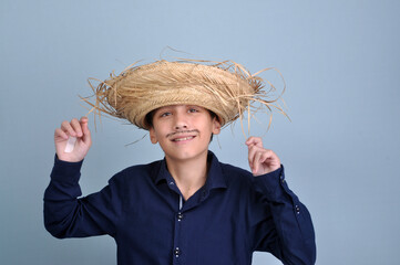 garoto  engraçado divertido com chapéu de palha caipira  , promoção de são joão