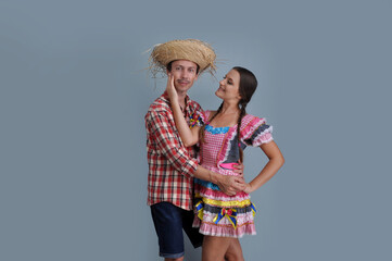 casal apaixonado sorridente com roupas de caipira para promoção festa de são joão 