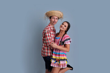 casal apaixonado sorridente com roupas de caipira para promoção festa de são joão 