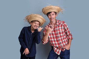 pai e filho vestidos de caipira promoção festa de são joão