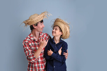 pai e filho vestidos de caipira promoção festa de são joão