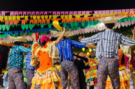quadrilha junina (também conhecida como quadrilha matuta) durante apresentação em festival de quadrilha junina