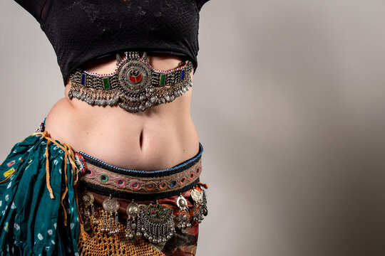 Bailarina de tribal fusi&oacute;n moviendo las caderas