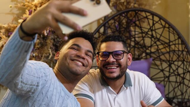 Amigos tom&aacute;ndose un selfie - Un Selfie que Celebra la Alegr&iacute;a de Estar Juntos - Amigos que Inmortalizan su Amistad con un Selfie