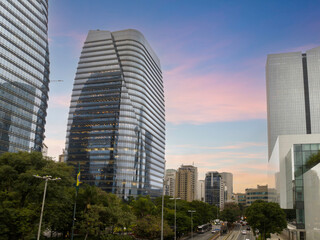 Imagem aérea de skyline de predios comerciais em São Paulo, ao amanhecer