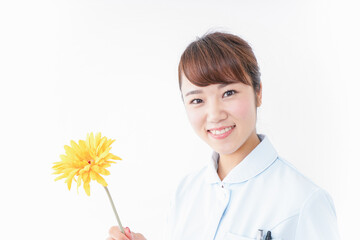 花を持つ看護師