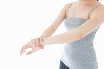 日焼け止めクリームを塗る若い女性