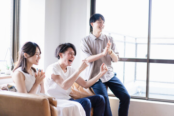 スポーツ観戦で盛り上がる若い男女