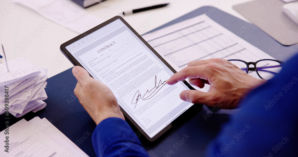 Poster contract e signature