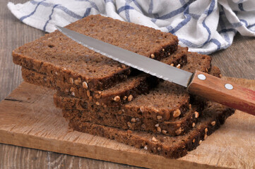  Tranches de pain nordique avec un couteau en gros plan