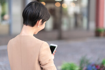 スマートフォンを操作する女性