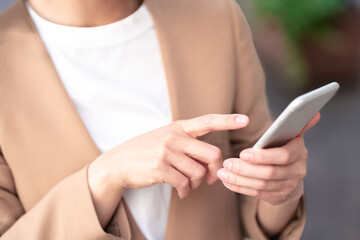 スマートフォンを操作する女性