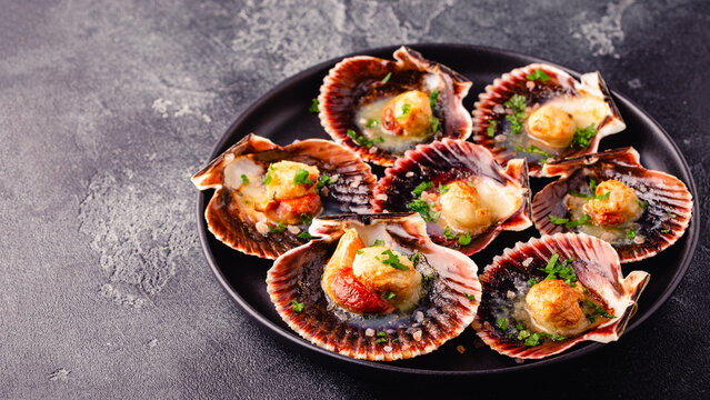 Cooked scallops with parsley