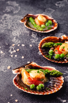 Cooked scallops with vegetables