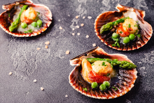 Cooked scallops with vegetables
