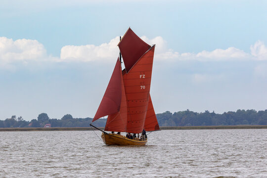 Historische Zeesboote bei der traditionellen Regatta in Bodstedt an der Ostsee.
