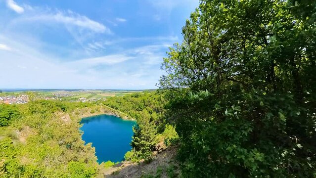 idyllischer Bergsee, t&uuml;rkisenes klares Wasser, Steinbruch, Biotop, Naturschutzgebiet, Teich, See, T&uuml;mpel, Naturschutz, Wasserschutzgebiet, Fische, gro&szlig;, Karpfen, Forellen, brise, Wind, Drohne, 4k, UHD