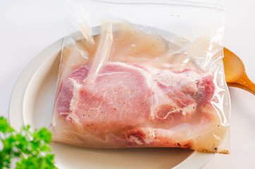 保存袋でホエイ液に漬ける豚ロース肉