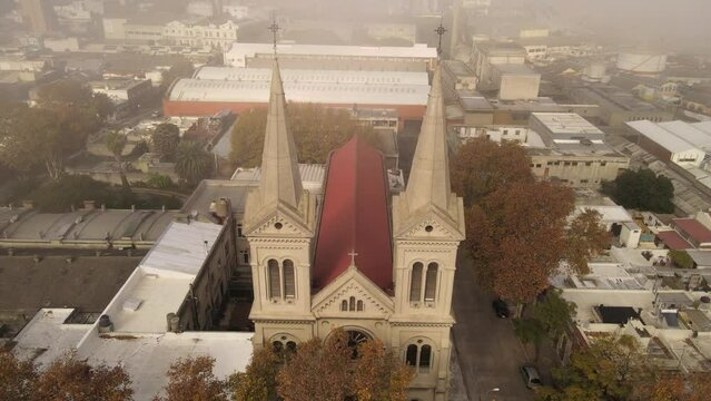 Parroquia con dos torres  