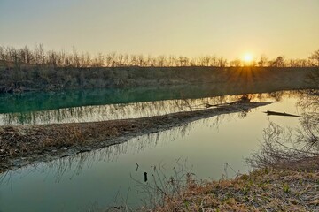 Obraz premium sunset on the river image taken in Padova countryside, veneto , italy