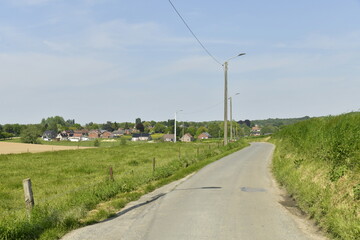 Fototapeta na wymiar Route de campagne entre champs et villages à Braine-le-Comte 