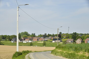 Route de campagne entre champs et villages à Braine-le-Comte 